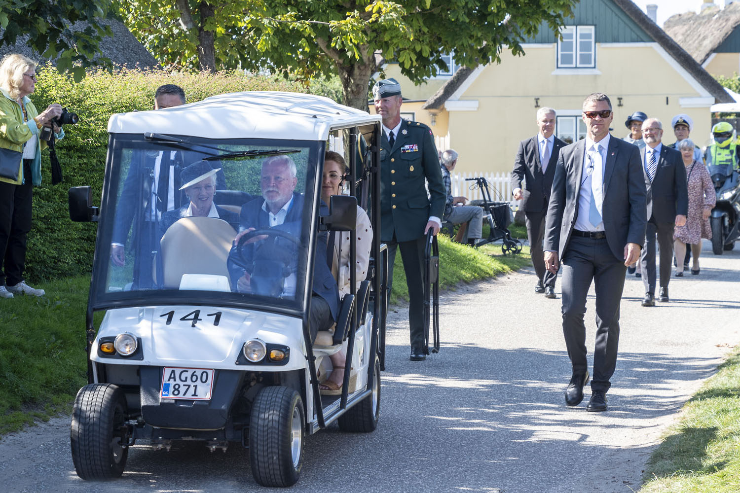 Dronning Margrethe og Sofie Valbjørn ankommer i golfbil